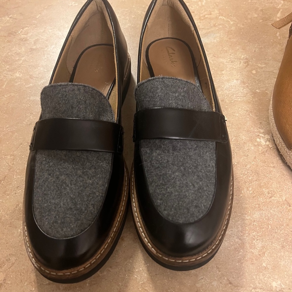 Like new! Clarks Womens loafer size 8M